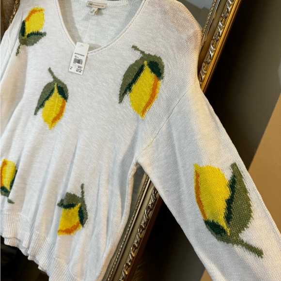 [[NWT]] Women’s Lemon V-Neck Light Knit Top - Medium | Cato Fashions - Picture 2 of 6